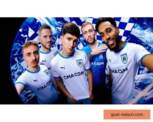 马赛球迷欢呼支持，球队备战新赛季状态回暖，展现强大决心